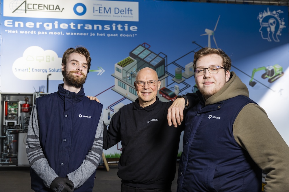 Leuke en zeer zinvolle dag gehad. Mooi om stil te staan waar we de energie vandaan kunnen halen om waterstof te maken en wat dat oplevert. Ook de verschillende methodes om het te maken en op te slaan. Vermogensberekeningen, relatie tot opslagcapaciteit, energiedrager ten opzichte van andere producten, mooi duidelijk. We hebben een leerzame dag gehad, mooi houden zo!