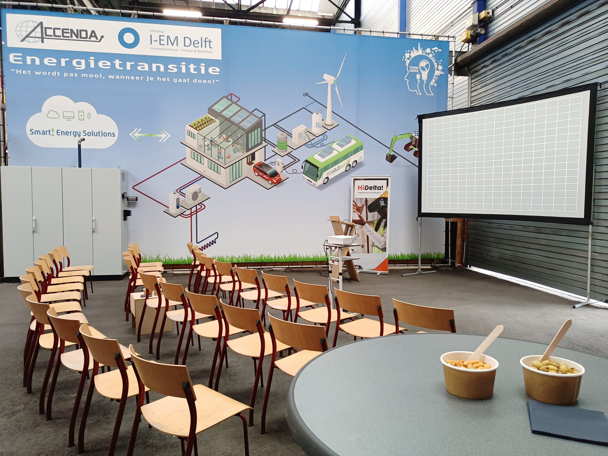 3 oktober zijn wij hartelijk ontvangen bij I-EM Delft. Een geweldige plek waar innovatieve ideeën worden uitgewerkt en getest. De industriële hal bruist van ontdekkingen, vieren van successen en nadenken over nieuwe mogelijkheden als het resultaat nog niet naar wens is.   Voorzien van drankjes en versnaperingen voel je je gelijk op je gemak.   Het programma bevatte een drietal sprekers. Theorie, praktijk en ervaringen daarbij werden getoond en toegelicht. Mooi om te zien dat er verbindingen worden gemaakt. Samen maakt je de Energietransitie. I-EM Delft zet zich daarvoor in en weet partijen aan zich te binden.   Nogmaals dank voor de uitnodiging en geweldige middag.